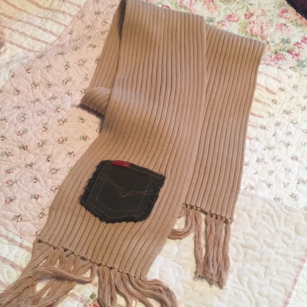 Guess scarf